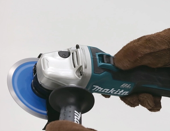 Meuleuse MAKITA 18V Li-Ion 5.0 Ah Ø125mm - 2 Batterie, Chargeur, En Coffret - DGA506RTJ 4 Meuleuse MAKITA 18V Li-Ion 5.0 Ah Ø125mm - 2 Batterie, Chargeur, En Coffret - DGA506RTJ – Image 2