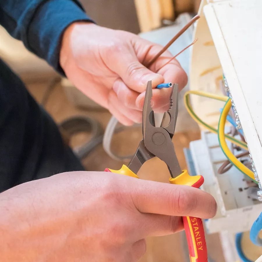 Pince Universelle Isolée 1000V STANLEY - 0-84-002 6 Pince Universelle Isolée 1000V STANLEY - 0-84-002 – Image 4