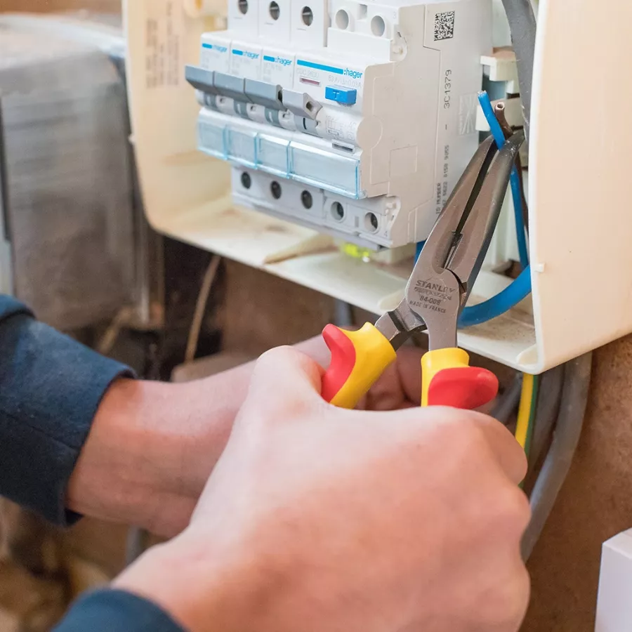 Pince à Bec Demi-rond Long Coudé Isolée 1000V STANLEY 200 Mm - 0-84-008 4 Pince à Bec Demi-rond Long Coudé Isolée 1000V STANLEY 200 Mm - 0-84-008 – Image 2